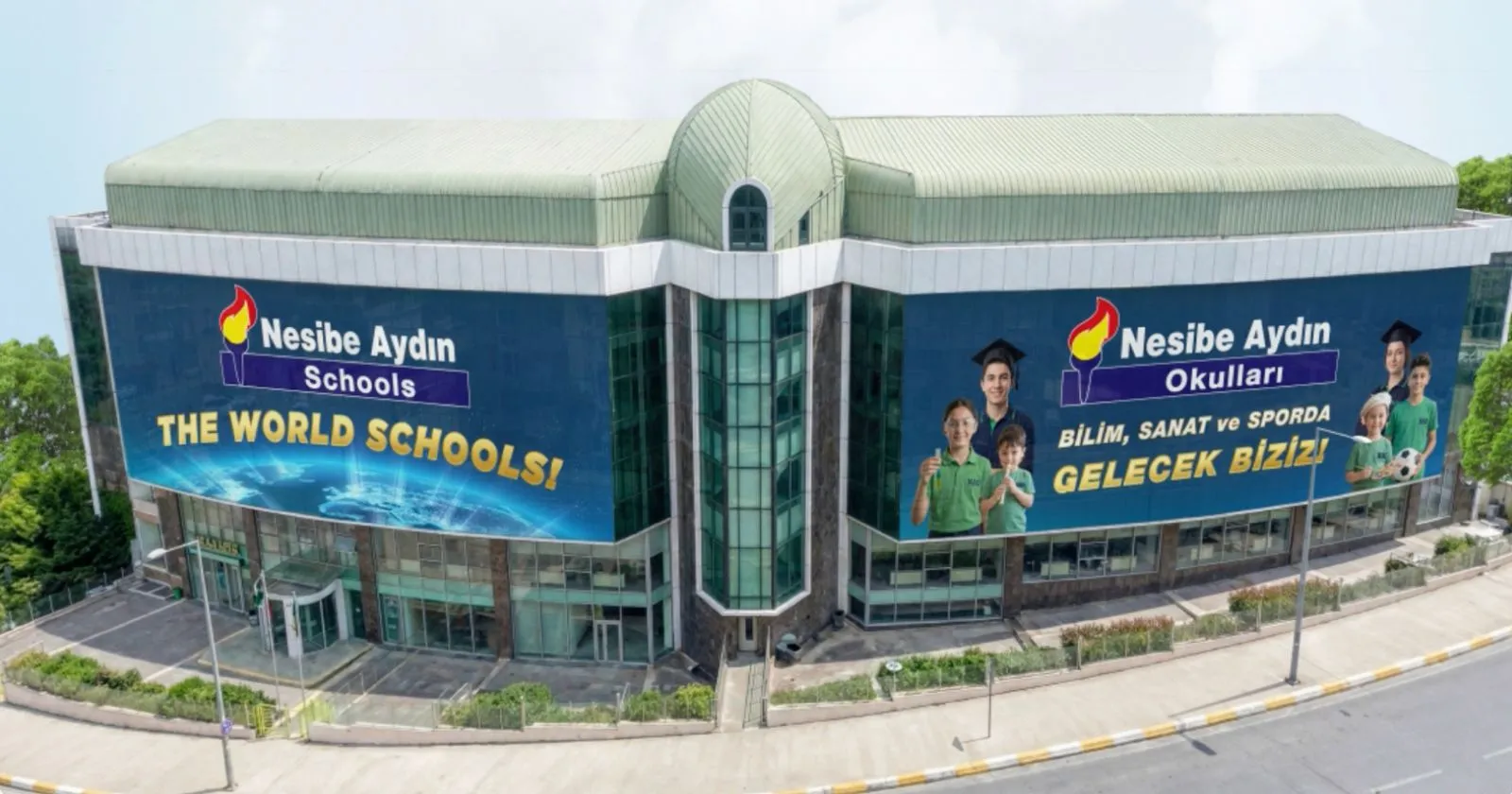 İstanbul Bahçeşehir Kampüsü binası ve cephesindeki okul afişleri, havadan görünüm