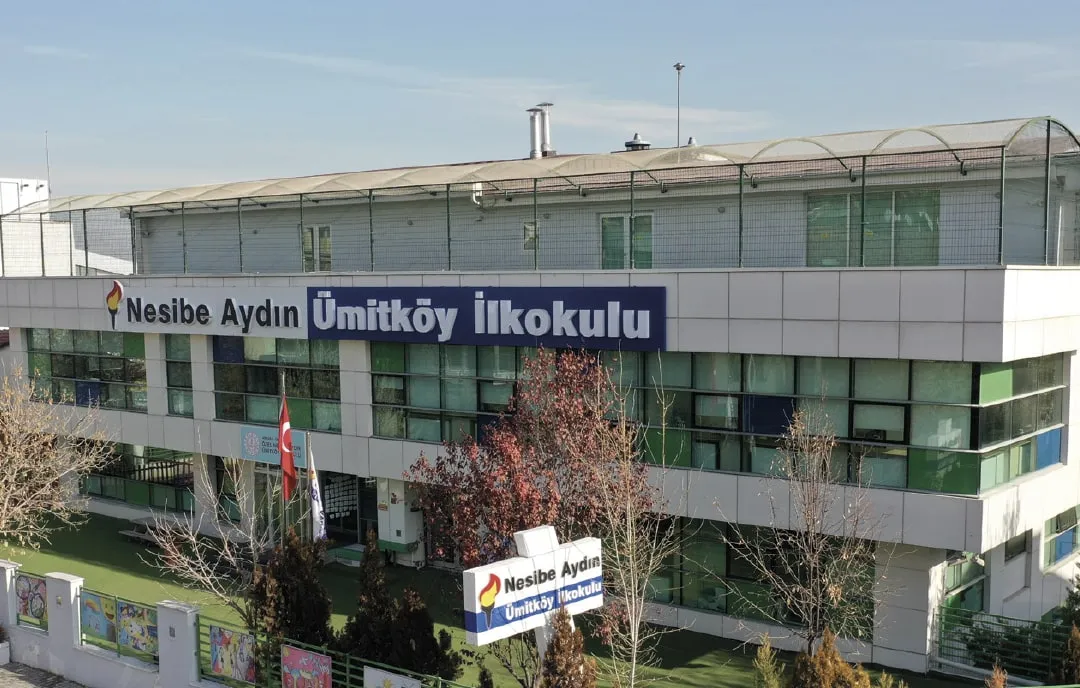 Ümitköy İlkokulu binası ve bahçesi